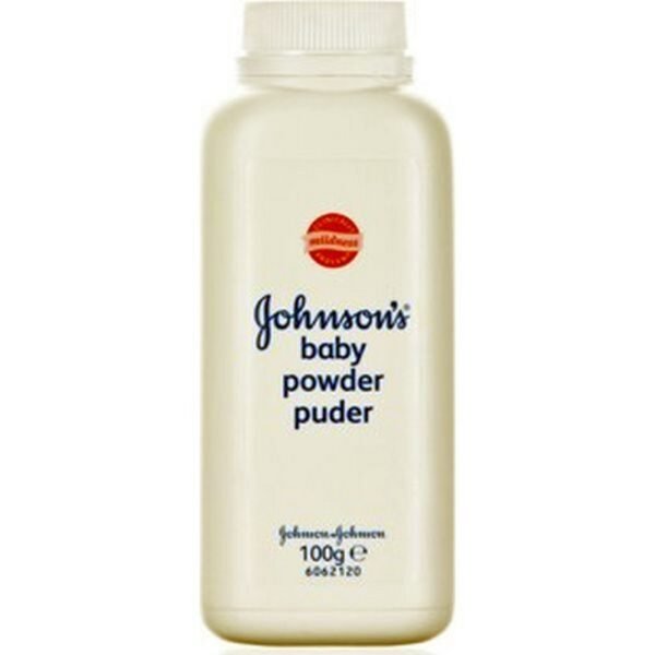 Johnson & Johnson Powder deja la piel del bebé suave y tersa.Protege