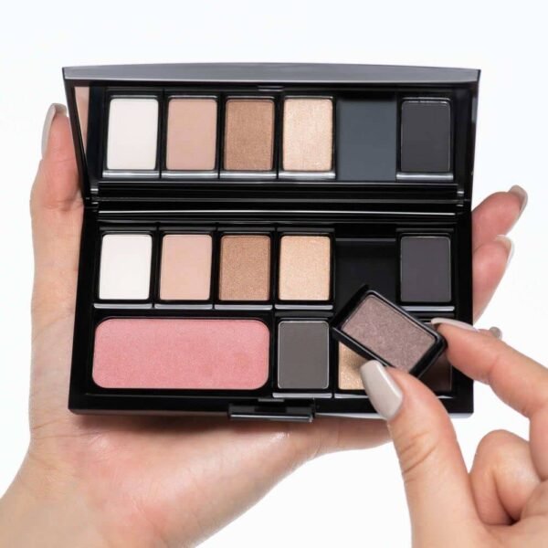 ARTDECO Beauty Box Magnum für 12 Lidschatten ist ein wiederverwendbares Magnetsystem, eine leere Palette mit individuellem Design und integriertem Spiegel, befüllbar mit Lidschatten, sowie Brauenpuder, Camouflage-Creme, Rouge und Konturenpuder.