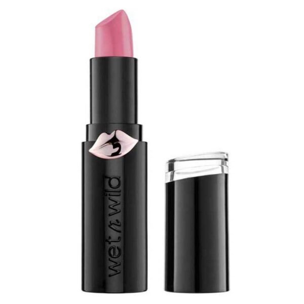 Wet n Wild Mauve Outta Here ofrece un color intenso con un acabado cremoso semimate, que deja los labios tersos, suaves y carnosos, con microesferas hialurónicas para una duración duradera.