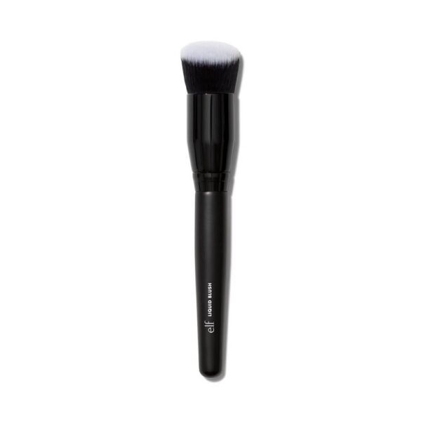 э.л.ф. Кисть для румян Camo Liquid Blush Angled имеет мягкие, плотные щетинки, идеально подходящие для нанесения и распределения цвета на щеках.